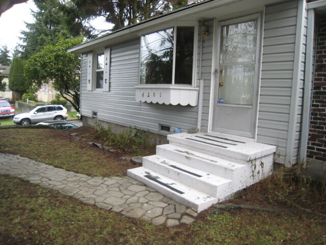 Property Photo: 4201 Hoyt Ave WA 98203