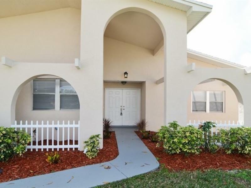 Property Photo:  832 SE Thornhill Drive  FL 34983 