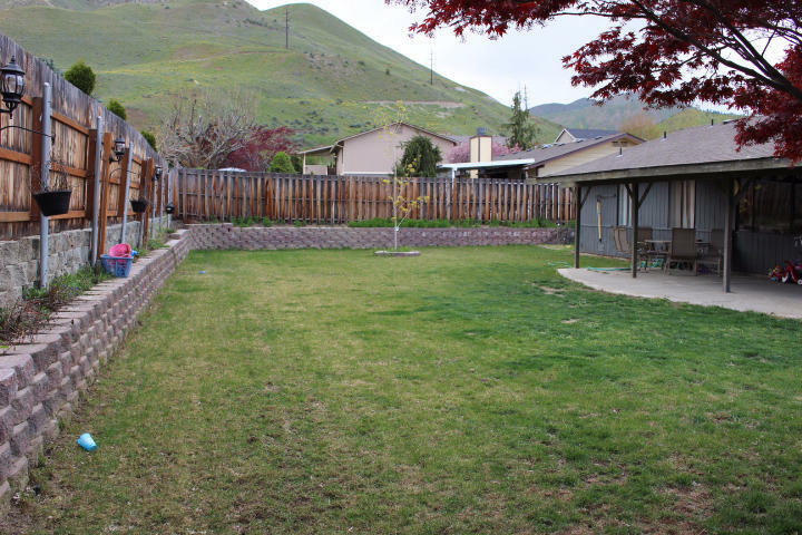 Property Photo: 1819 Garnet Place WA 98801