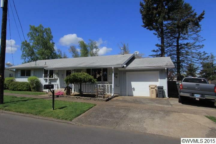 Property Photo: 826 SW Maple St OR 97338