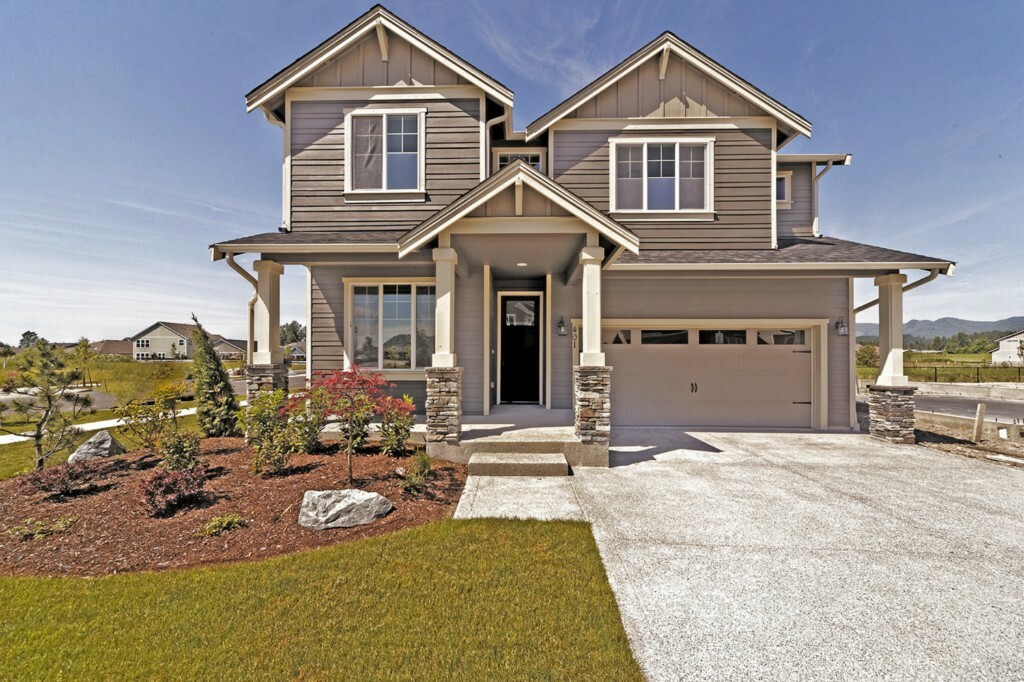 Property Photo: 406 Sigrest Dr E WA 98022