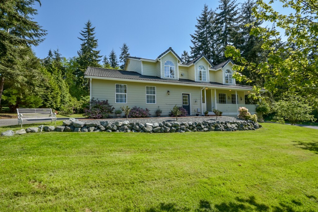 Property Photo:  724 Greenoch Lp  WA 98277 