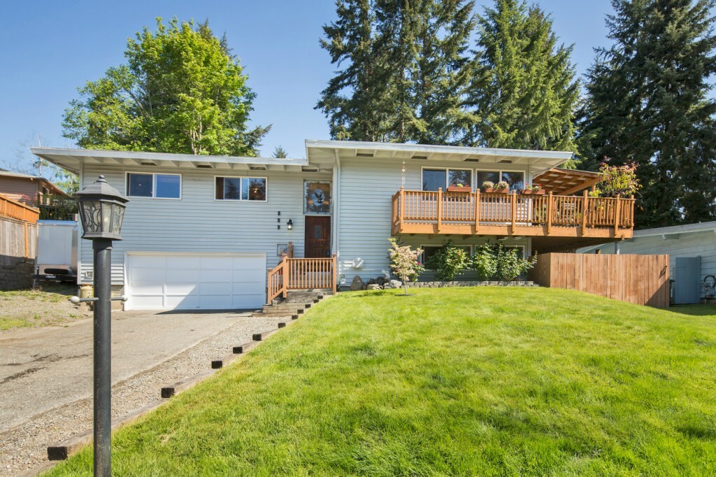 Property Photo:  233 219th Place SW  WA 98021 