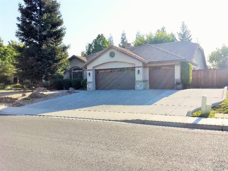 Property Photo: 407 Diamond Oaks Drive CA 95688