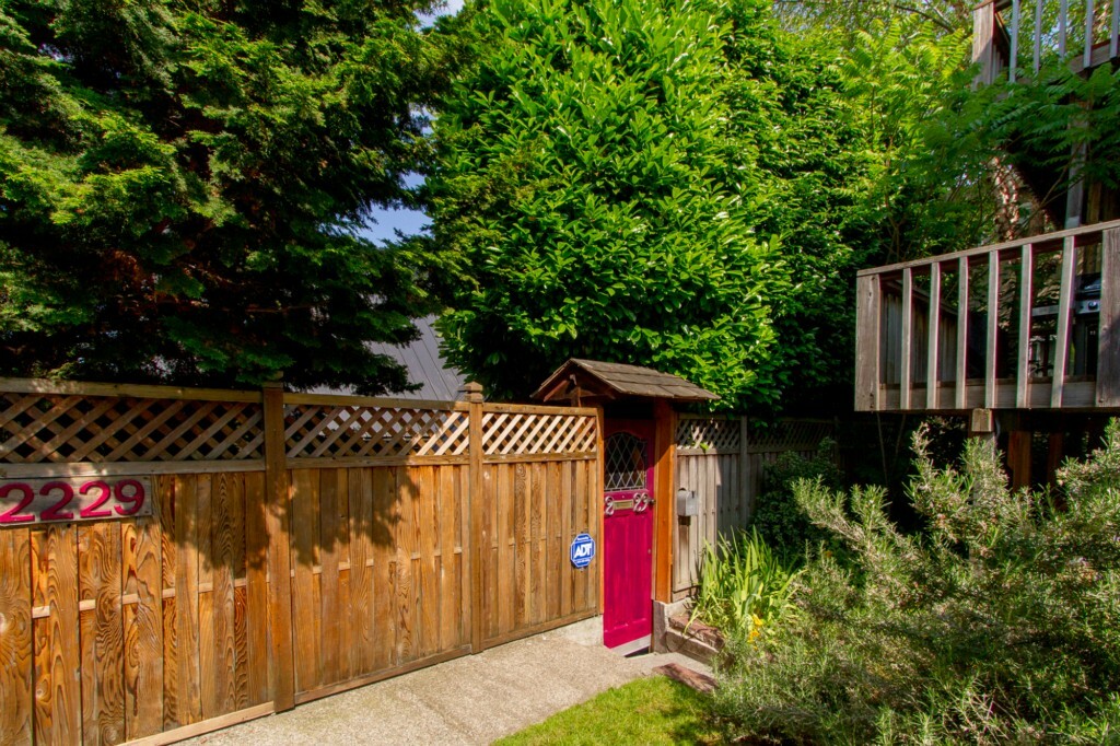 Property Photo:  2229 Yale Ave E  WA 98102 