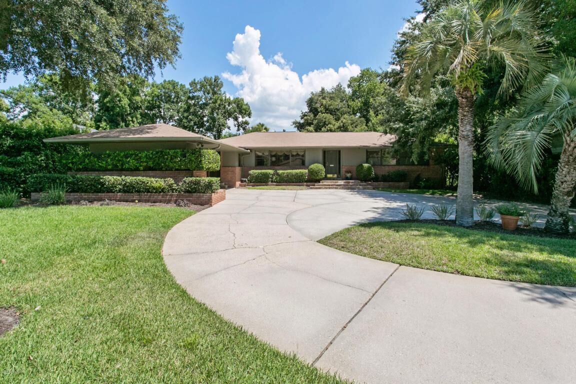 Property Photo: 857 Old Grove Manor FL 32207