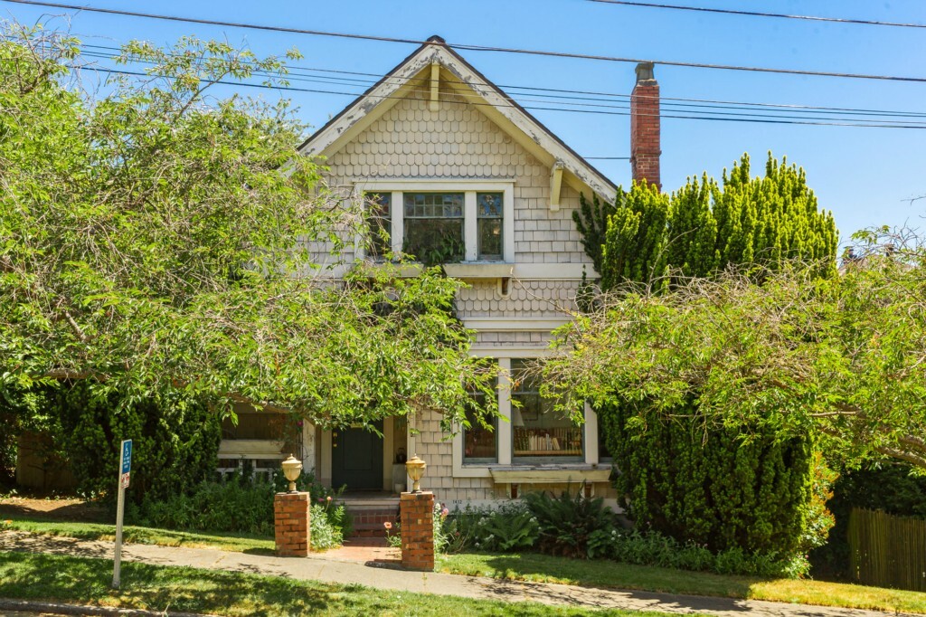 Property Photo: 1412 Nob Hill Ave N WA 98109