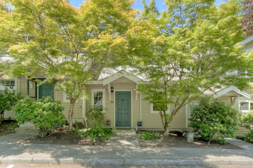 Property Photo:  2300 Jefferson Avenue NE I137  WA 98056 