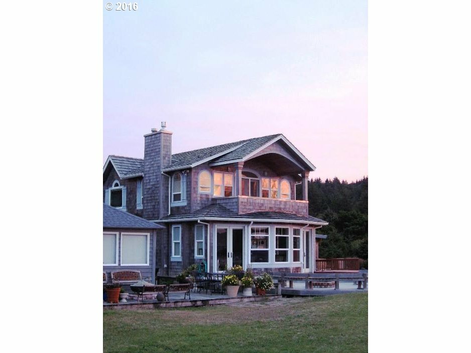 Property Photo: 464 N Hemlock St OR 97110