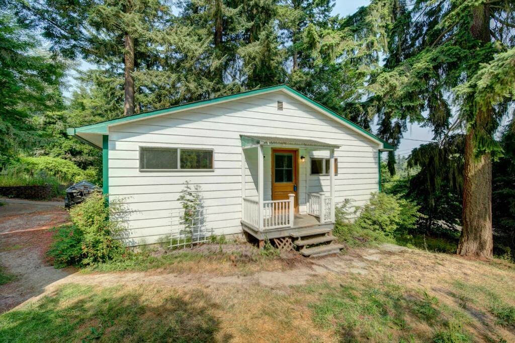 Property Photo:  109 N 205th St  WA 98133 