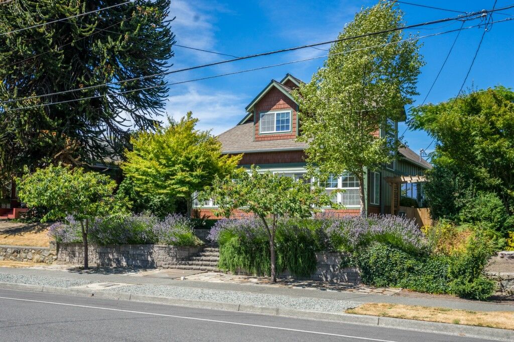 Property Photo:  1308 6th St  WA 98221 
