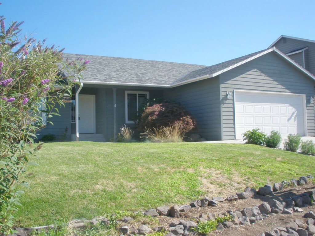 Property Photo:  1925 Bluegrass Ave  WA 98802 