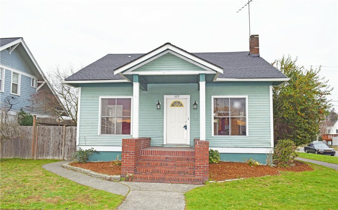 Property Photo:  329 2nd St NE  WA 98002 