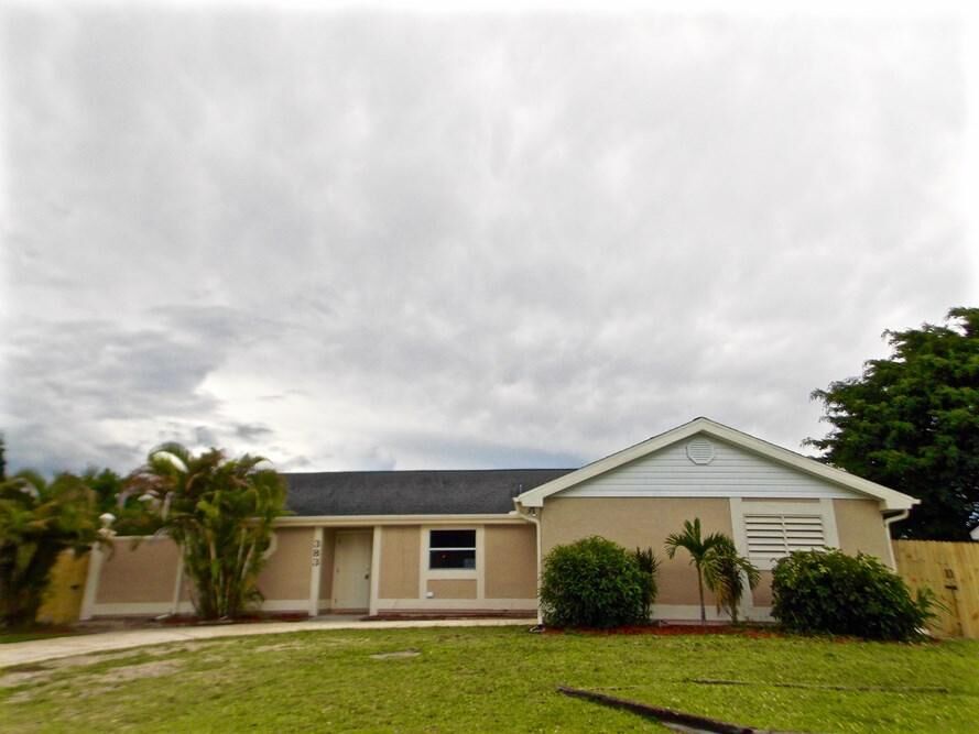 Property Photo: 383 SW Tulip Bv FL 34953