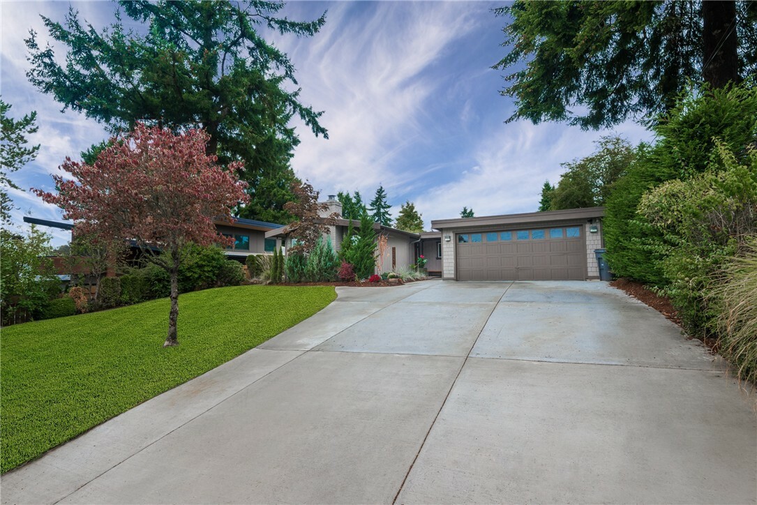 Property Photo:  10602 NE 45th St  WA 98033 