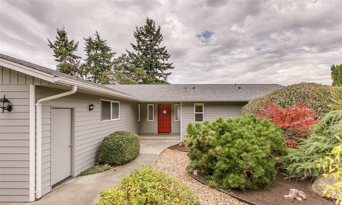 Property Photo:  1323 Country Club Dr  WA 98282 