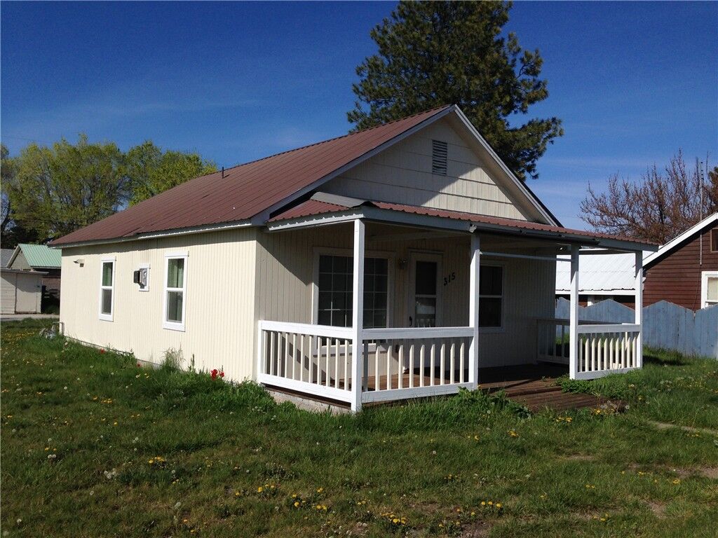 Property Photo:  315 W 13th Ave  WA 98926 