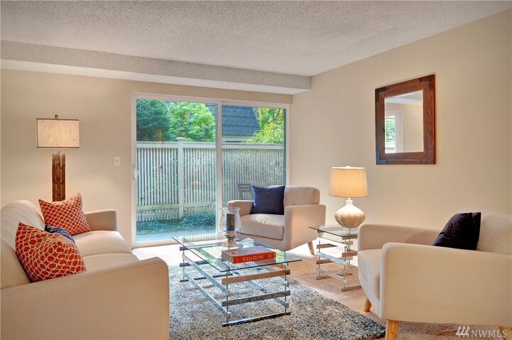 Property Photo: 9906 NE 124th St 1101 WA 98034