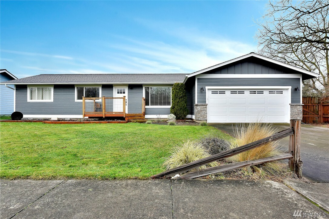 Property Photo:  807 Nooksack Ave  WA 98276 