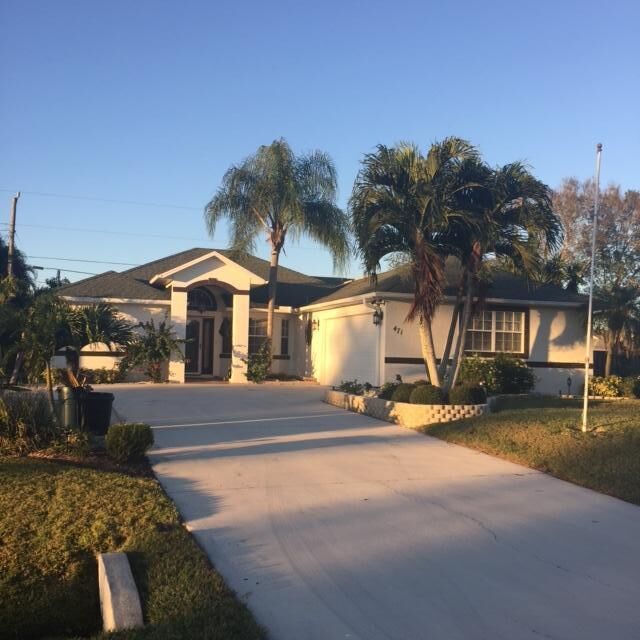 Property Photo: 471 SE Nome Drive FL 34953