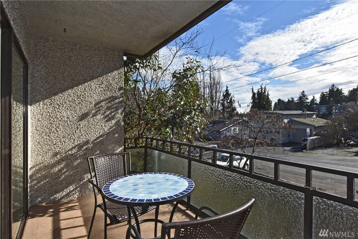 Property Photo:  300 N 137th St B  WA 98133 