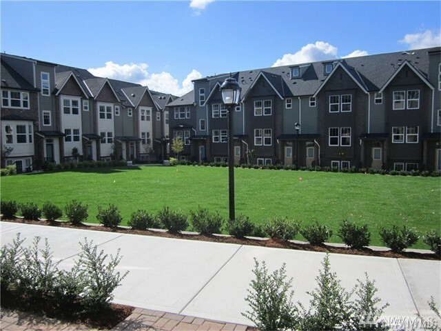 Property Photo: 1353 Greenwich Walk NE 27.6 WA 98029