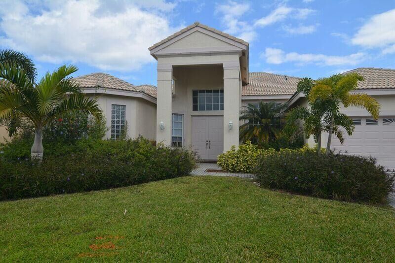 Property Photo: 2015 SE Oxton Drive FL 34952