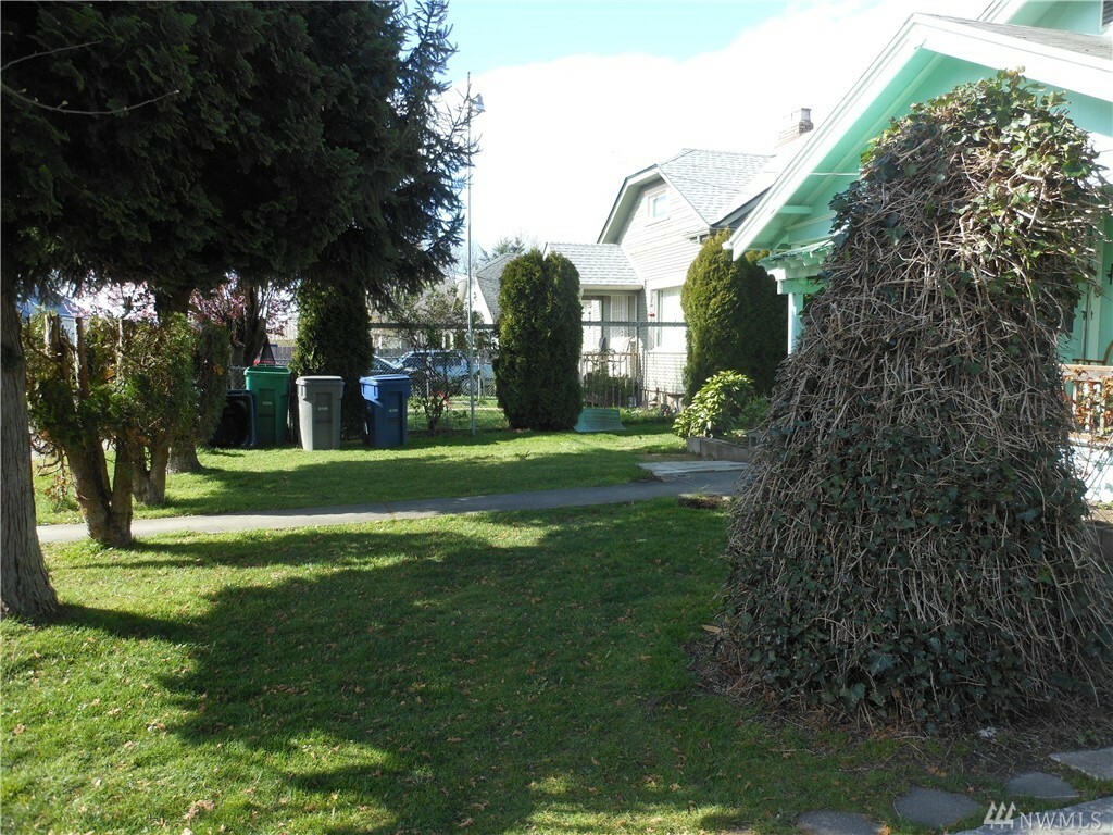 Property Photo:  1109 E Victoria Ave  WA 98233 