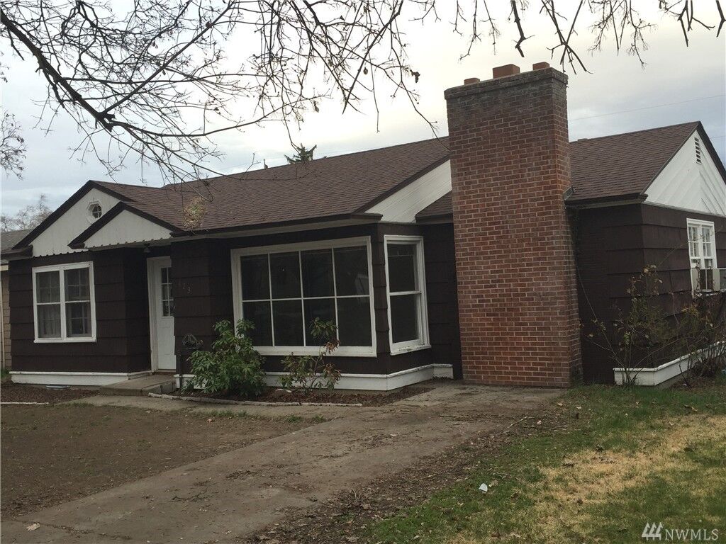Property Photo:  423 Pioneer Dr  WA 98801