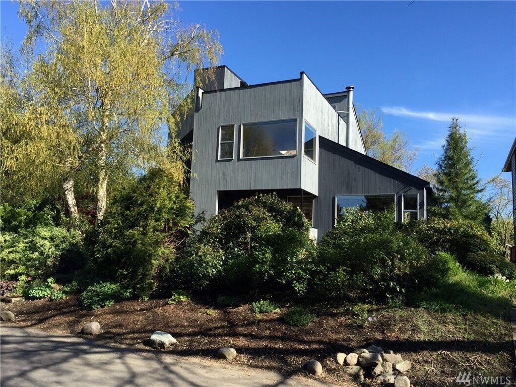 Property Photo: 429 14th W WA 98033