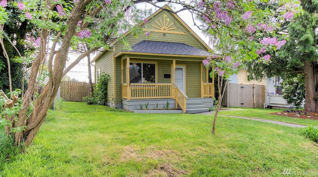 Property Photo: 2421 Harrison Ave WA 98201