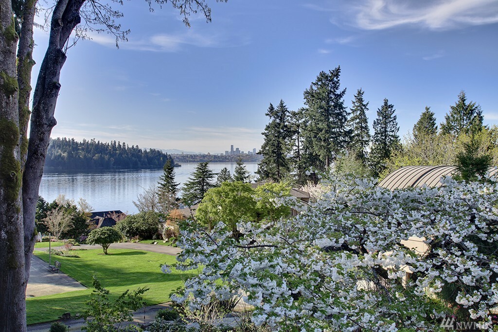 Property Photo: 5327 W Mercer Wy WA 98040