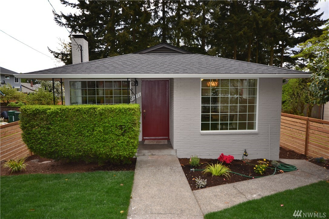 Property Photo:  3811 NE 75th St  WA 98115 