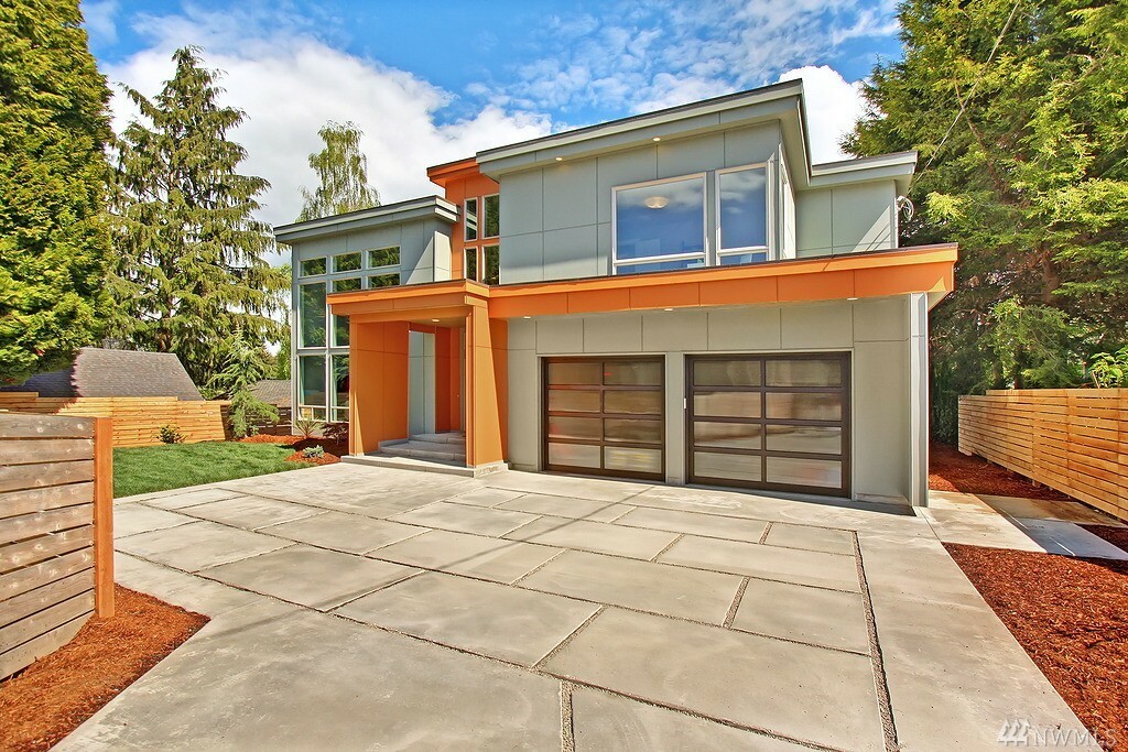 Property Photo:  10010 Densmore Ave N  WA 98133 