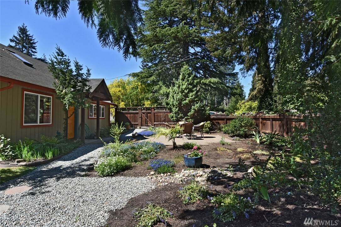 Property Photo:  521 N 188th St  WA 98133 