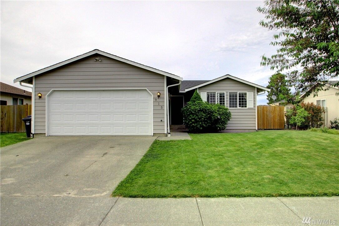 Property Photo: 915 Vera Ct WA 98273