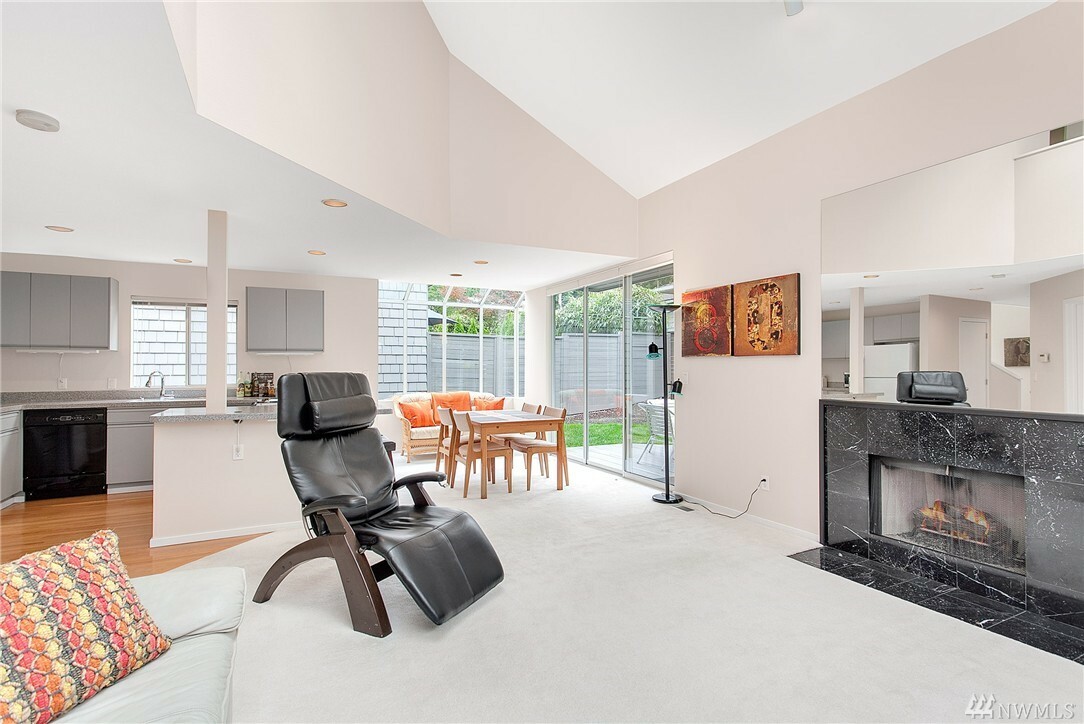 Property Photo: 625 Bellevue Wy SE WA 98004