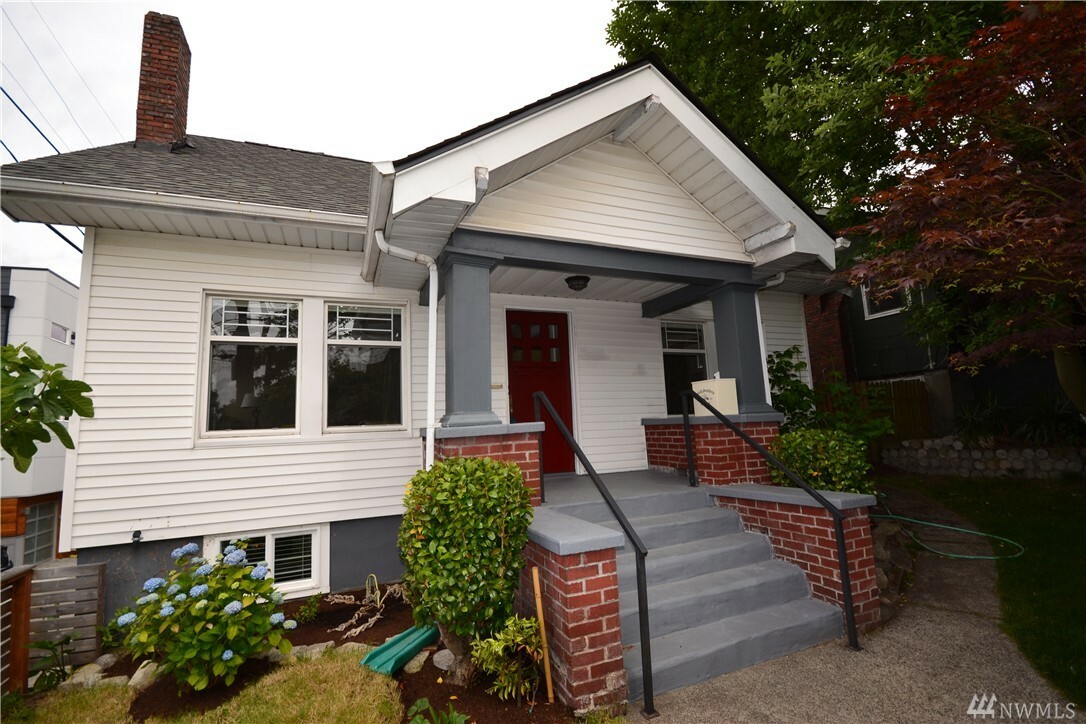 Property Photo:  910 W Howe St  WA 98119 