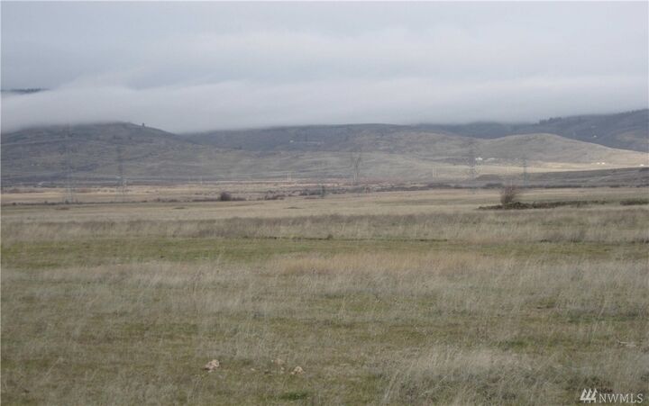 Property Photo:  7 Xx Lower Green Canyon Rd Lot 2  WA 98926 