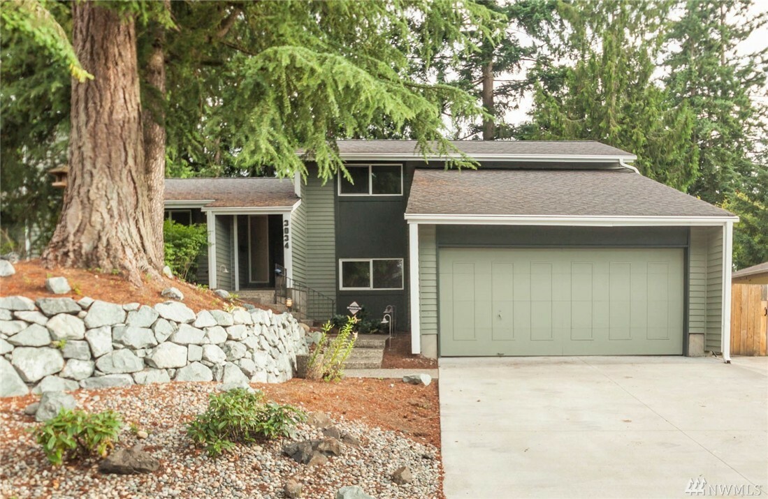 Property Photo: 3034 Scenic Dr SE WA 98092