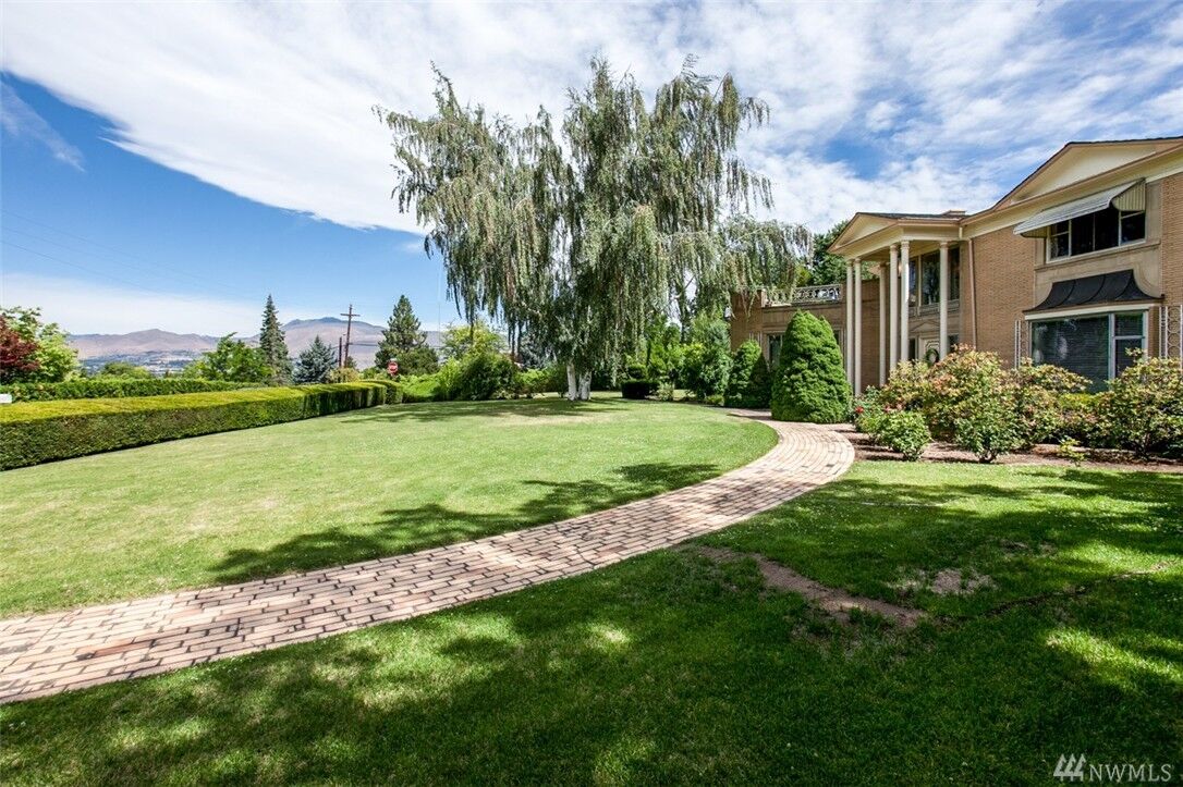 Property Photo: 1445 N Arbor Terr WA 98802