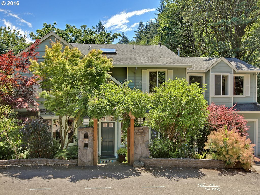 Property Photo: 3322 SW Evergreen Ter OR 97205