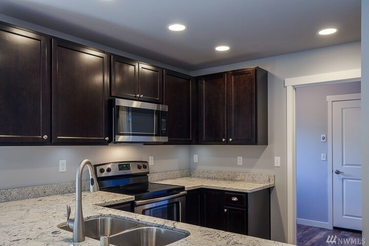Property Photo:  724 Freedom Ct SE  WA 98366 