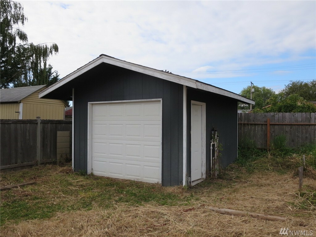 Property Photo: 1310 S 18th St WA 98274