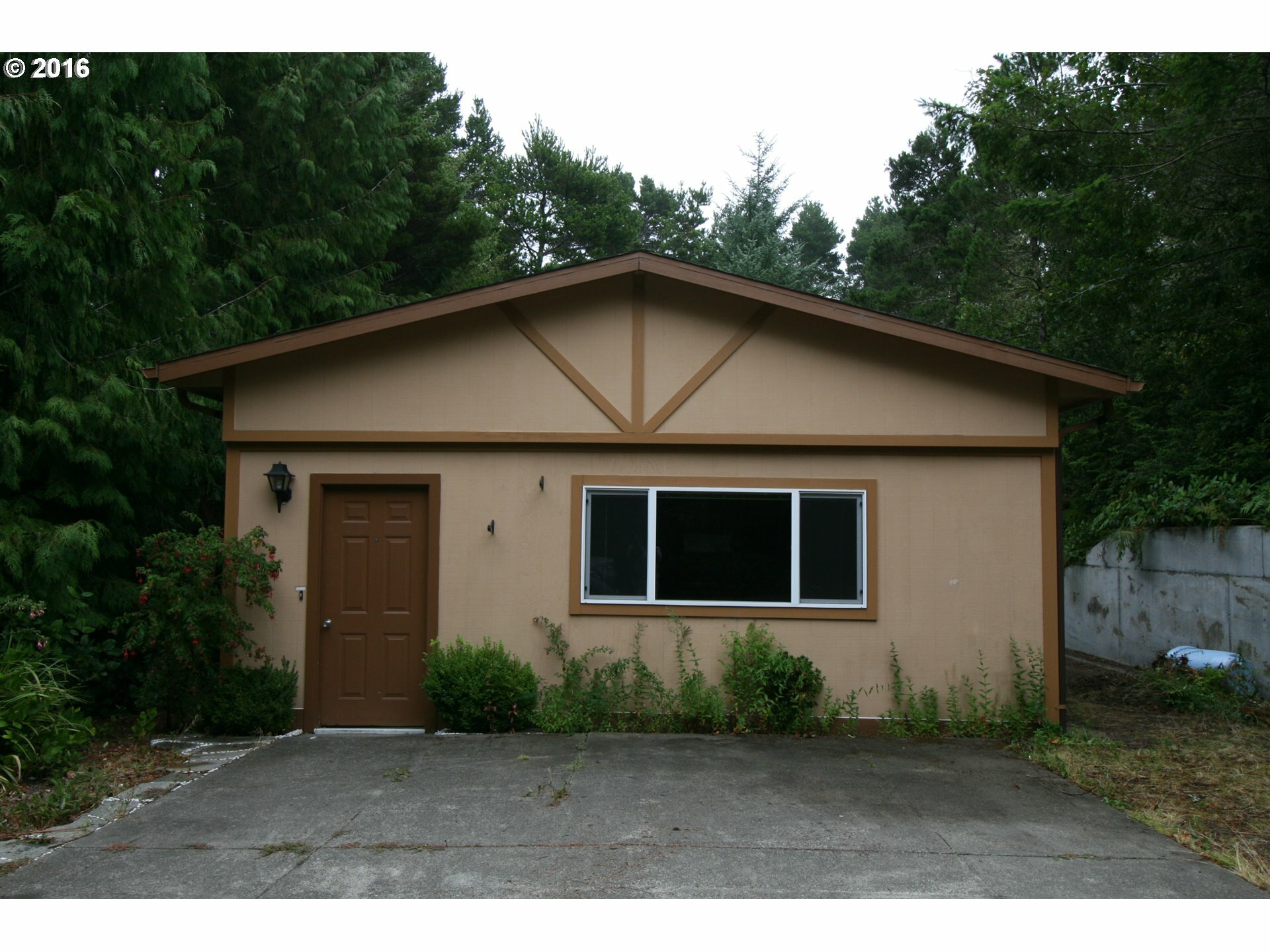 Property Photo:  1601 Rhododendron Dr 525  OR 97439 