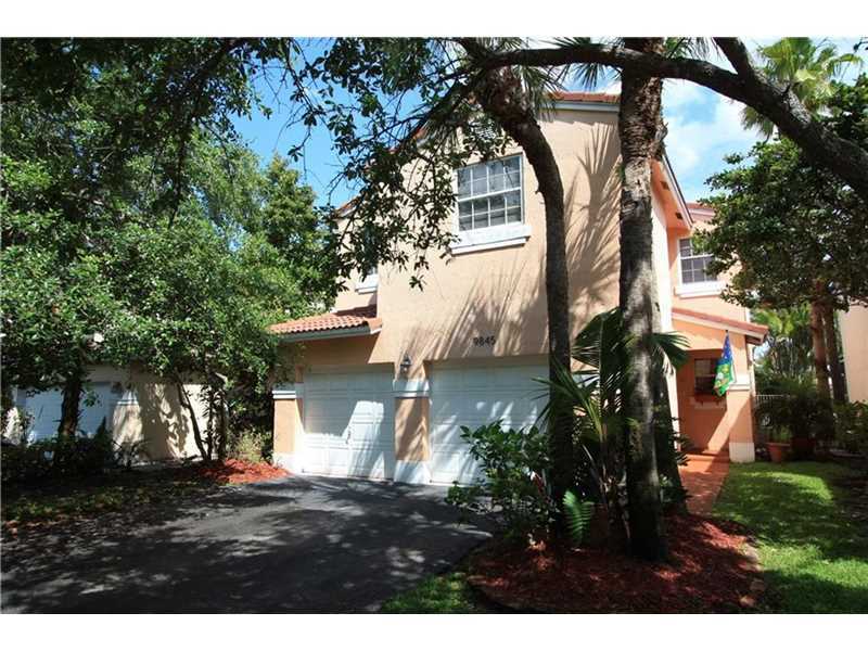 Property Photo: 9845 Fairway Cove Ln FL 33324