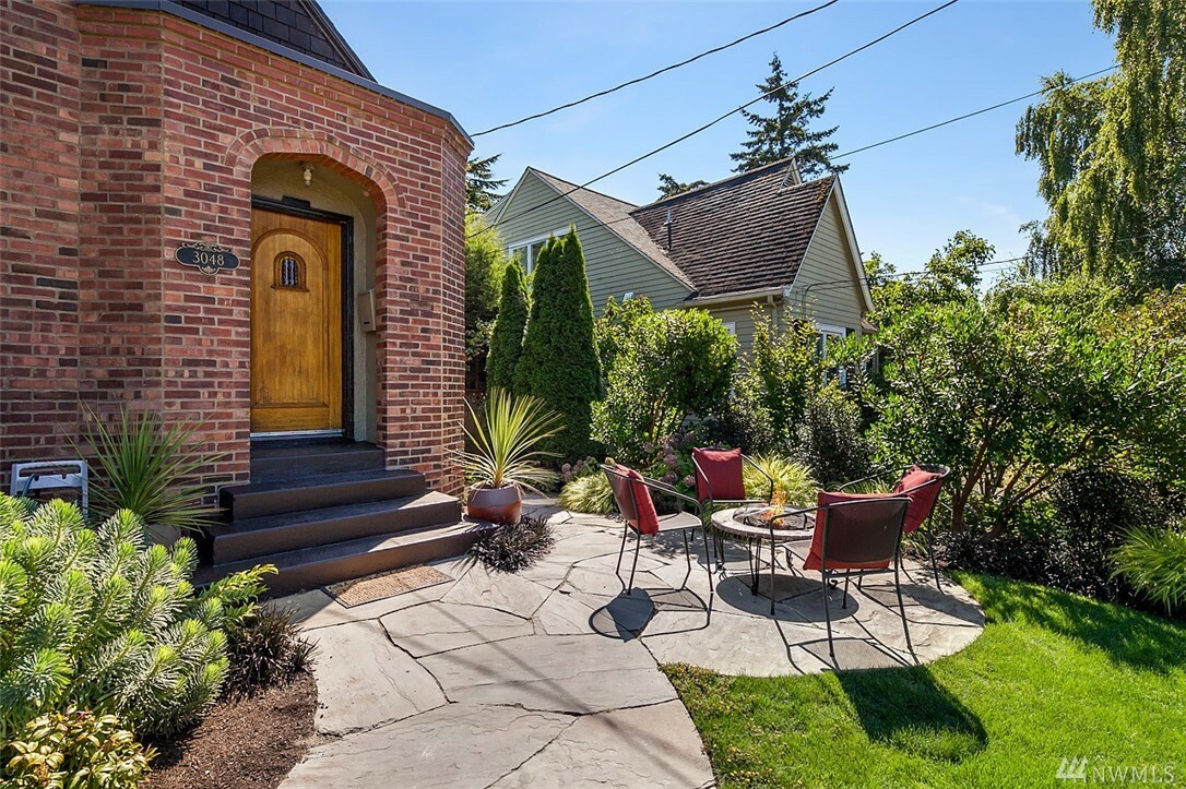 Property Photo: 3048 29th Ave W WA 98199