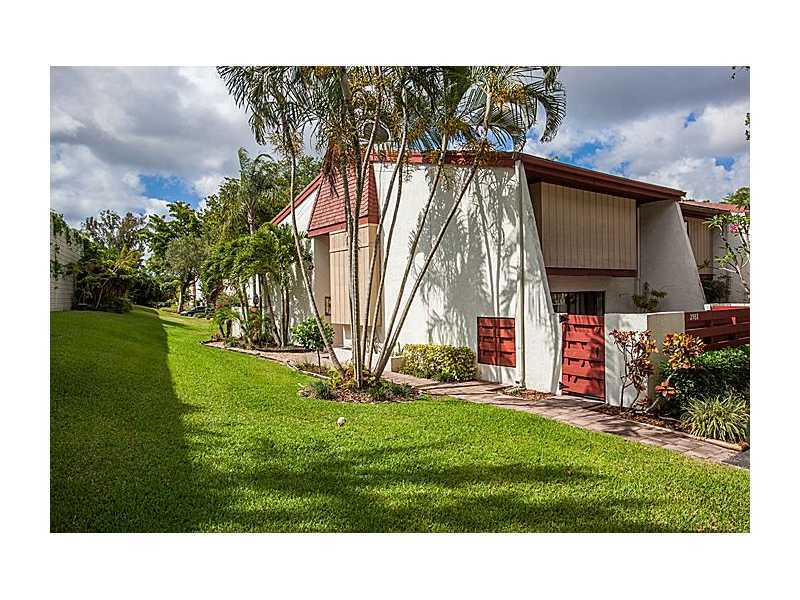 Property Photo: 2988 Oaktree Ln 339 FL 33021