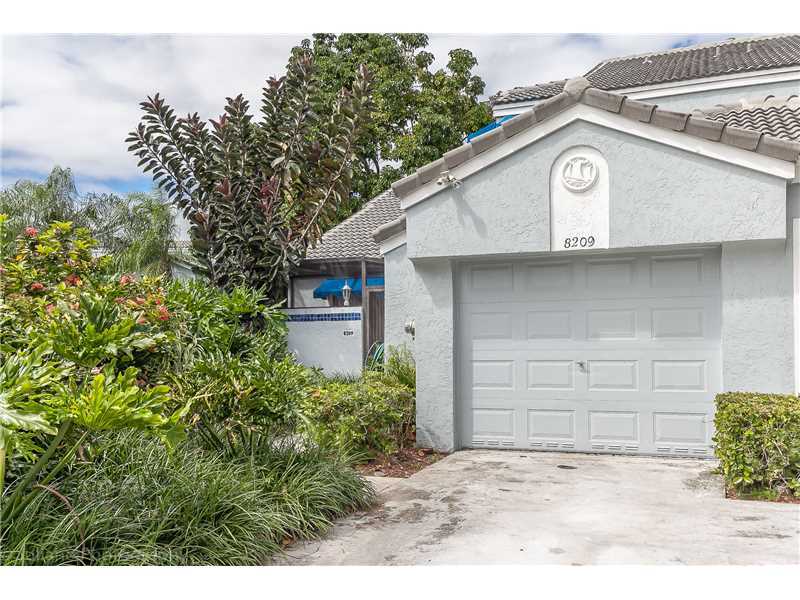 Property Photo: 8209 Waterford Av 8209 FL 33321