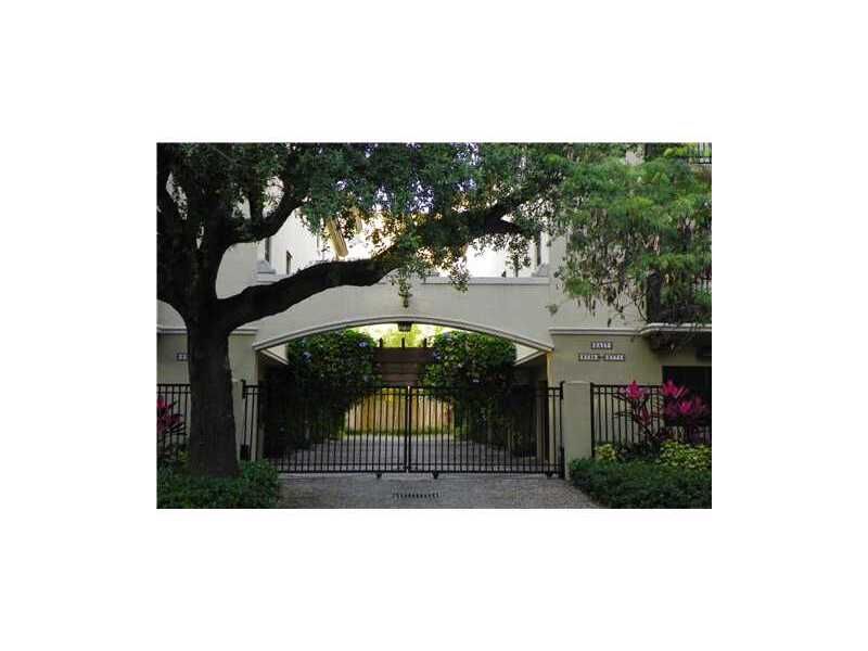 Property Photo: 2819 Coconut Av 2819 FL 33133